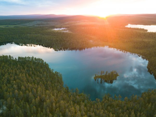 Kaunis dronella kuvattu auringon värittämä maisema, järviä, metsää ja suota