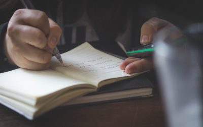kirja, käsi ja kynä